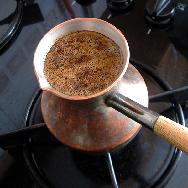 土耳其咖啡摩卡伊布里克在炉子上与中间热