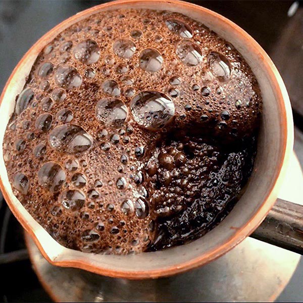 türkischer Kaffee Mokka Ibrik mit Schaum