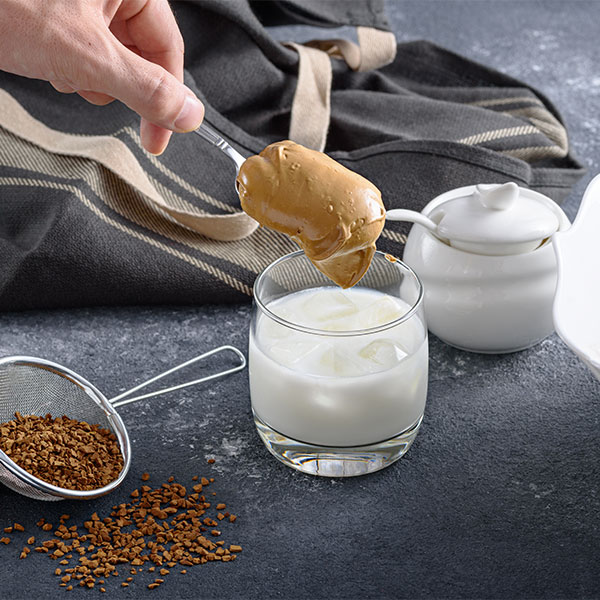 dalgona咖啡食谱添加咖啡泡沫牛奶和冰块在杯子