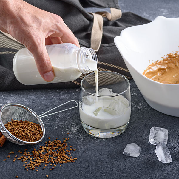 dalgona咖啡食谱添加牛奶和冰块杯